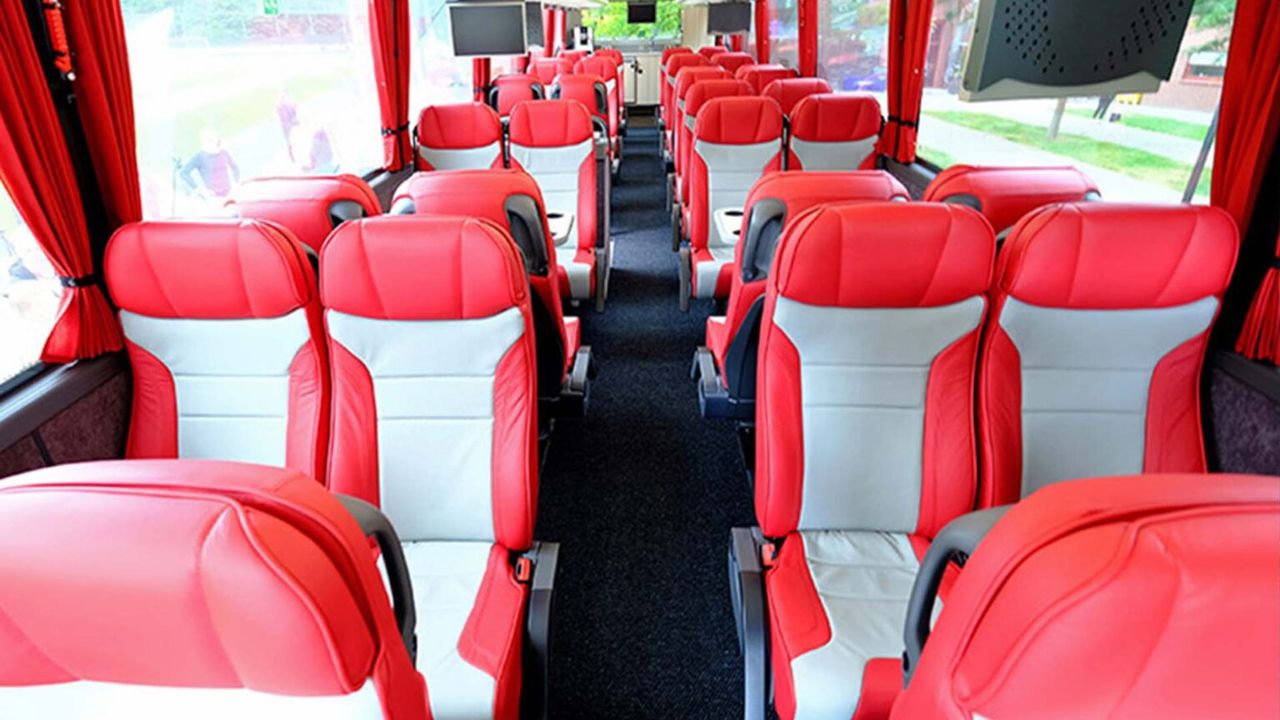 De binnenkant van de spelersbus van PSV (foto: Kupers touringcars).