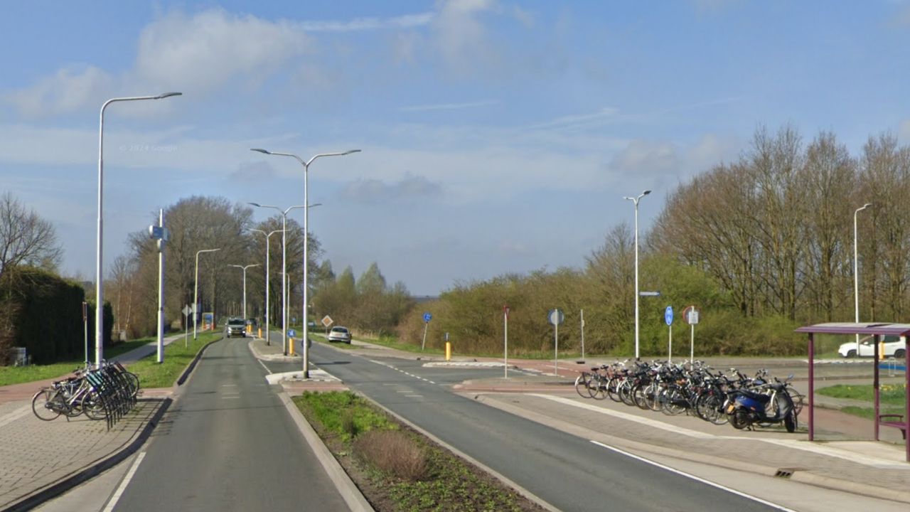 De plek waar de auto gecrasht is tegen de fietsenrekken (foto: Google Maps).
