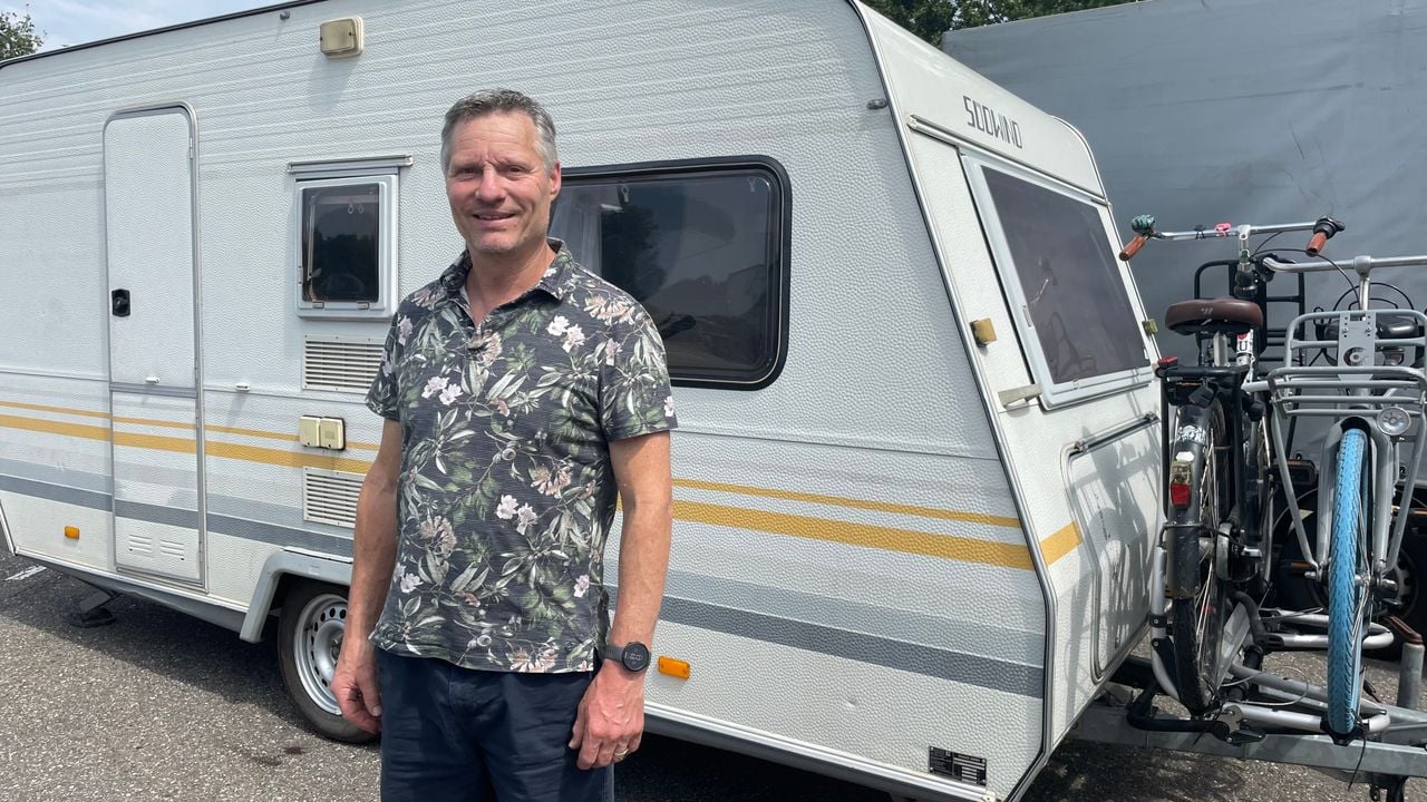 De vakantie van Ergon Kroon kan nog niet beginnen, zijn caravan moet naar de garage (foto: Imke van de Laar).