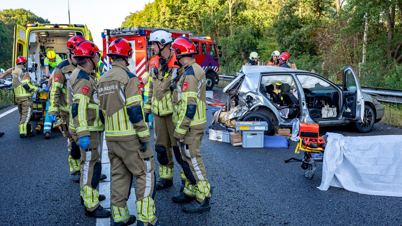 Twee slachtoffers moesten door de brandweer bevrijd worden (foto: Marcel van Dorst).