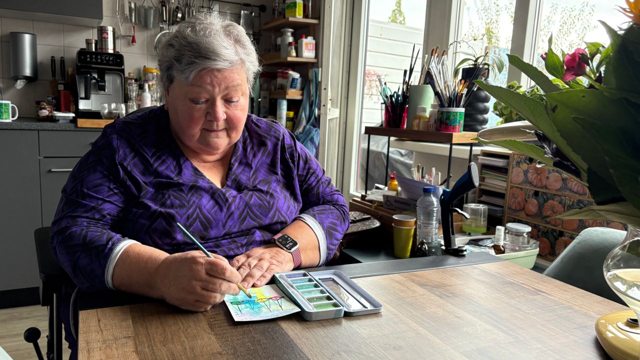 Margriet geniet van de dingen die ze nog wel kan, zoals schilderen 