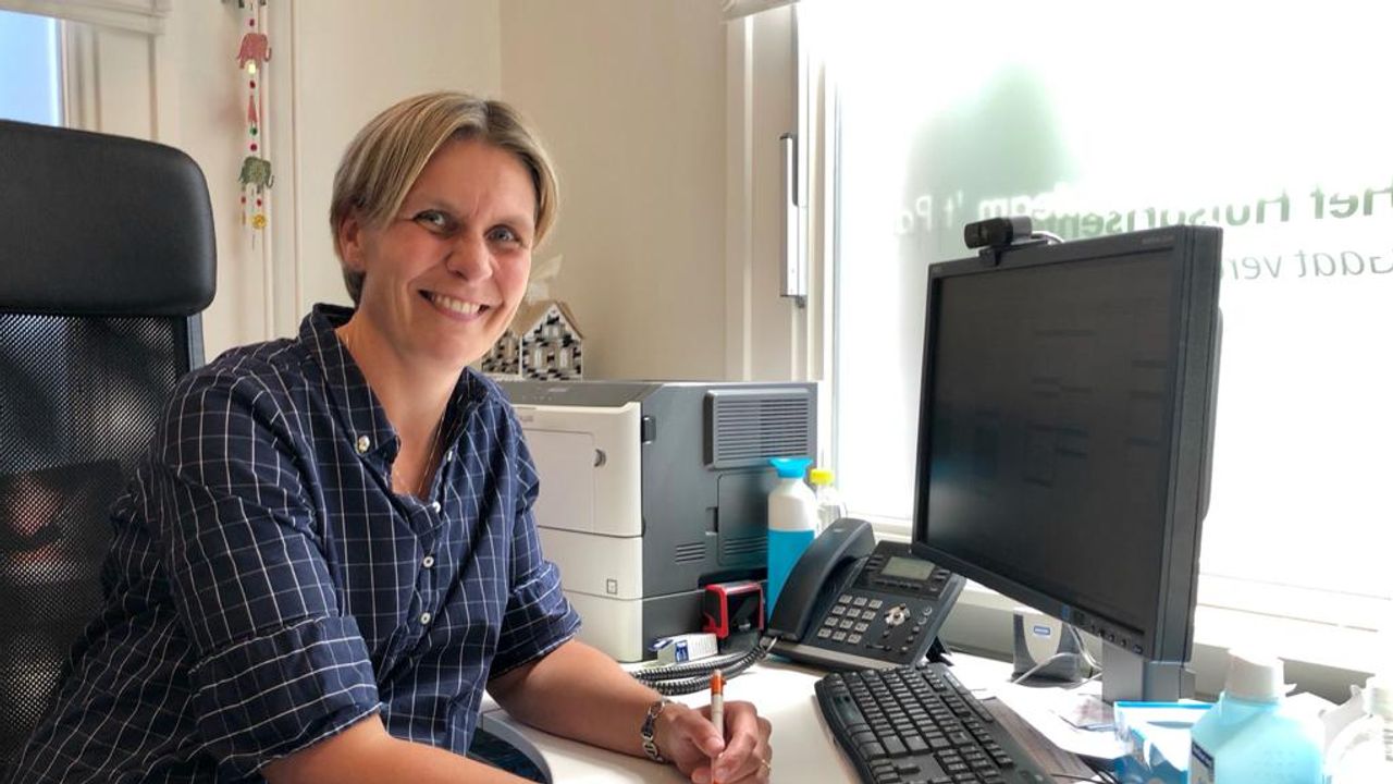 Huisarts Esther Raaijmakers schrijft patiënten regelmatig een puffer voor (foto: Erik Peeters).