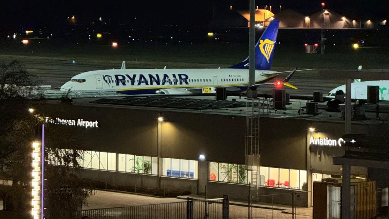 Het toestel stond later die avond nog steeds aan de grond (foto:Melih Ozcubukcu)