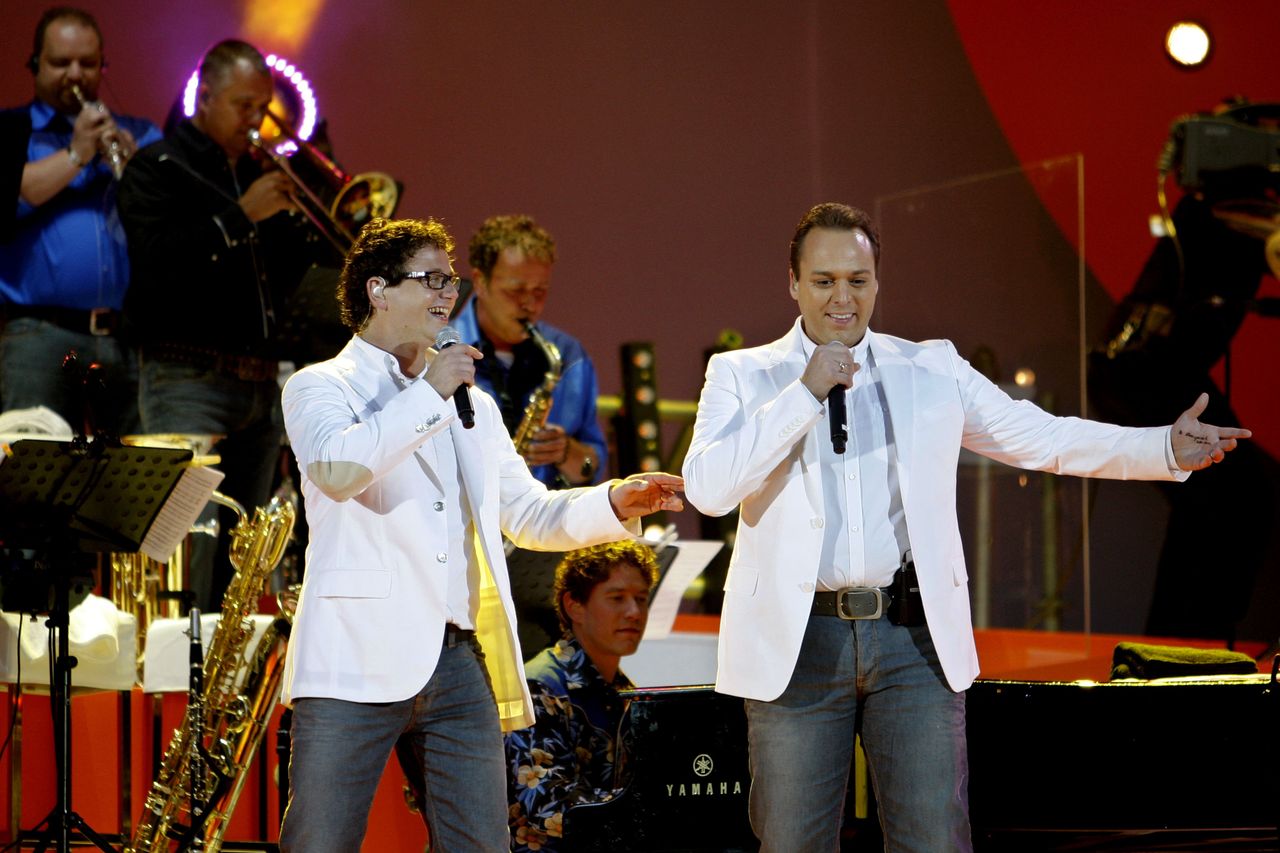 36-jarige Guus Meeuwis samen met de destijds 34-jarige Frans Bauer (foto: ANP).