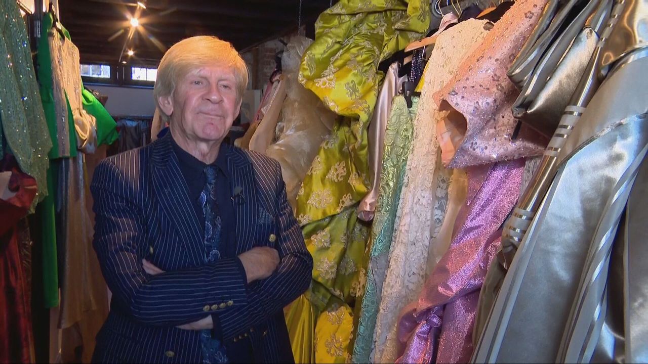 Addy tussen de jurken voor de jubileum show (foto: Omroep Brabant