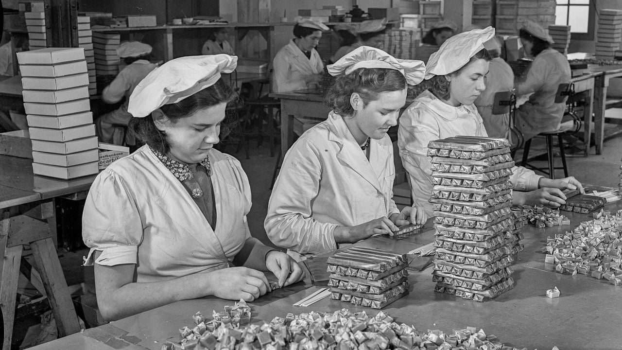Het snoepgoed werd vroeger met de hand ingepakt (foto: Lonka).