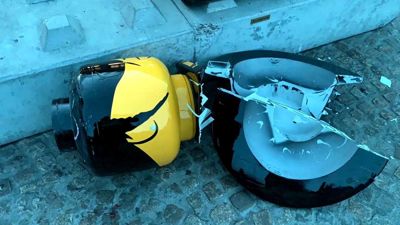 Het eerste André Hazes-beeld zonder hoofd (foto: AT5).