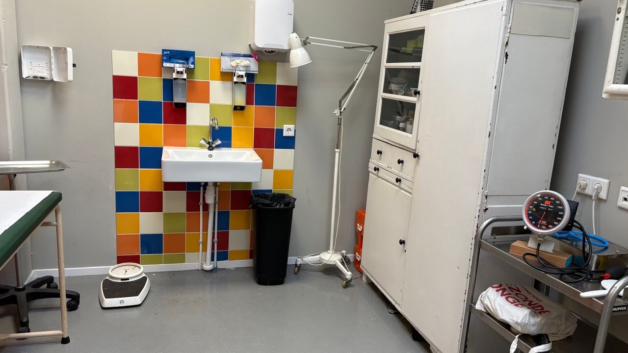 Bijna alles in de spreekkamer van Sjaak is tweedehands of gekregen.