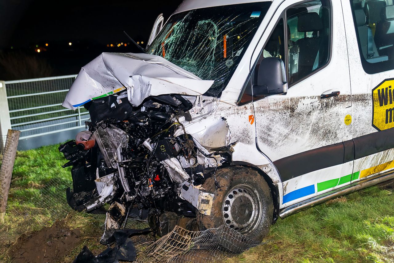 De taxibus raakte bij de crash in Oss zwaar beschadigd (foto: Gabor Heeres/SQ Vision).