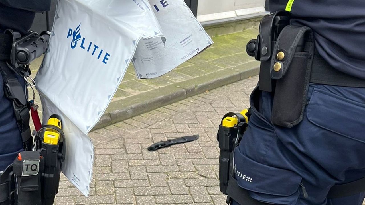 Het mes waarmee gestoken zou zijn (foto: Rijnmond).