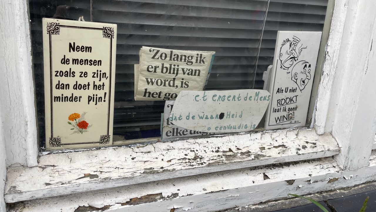 Tegeltjeswijsheden voor Kees' huis (foto: Tom van den Oetelaar).