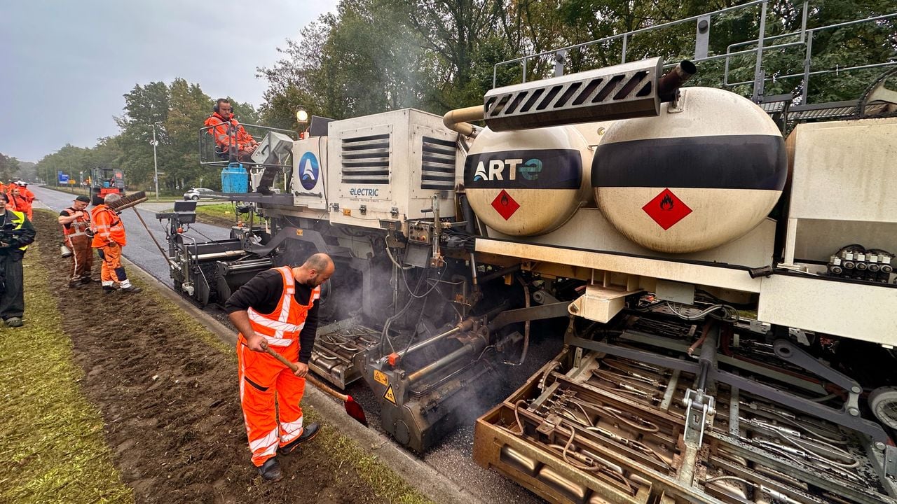 De Asphalt Recycling Train in actie (foto: Jan Peels).