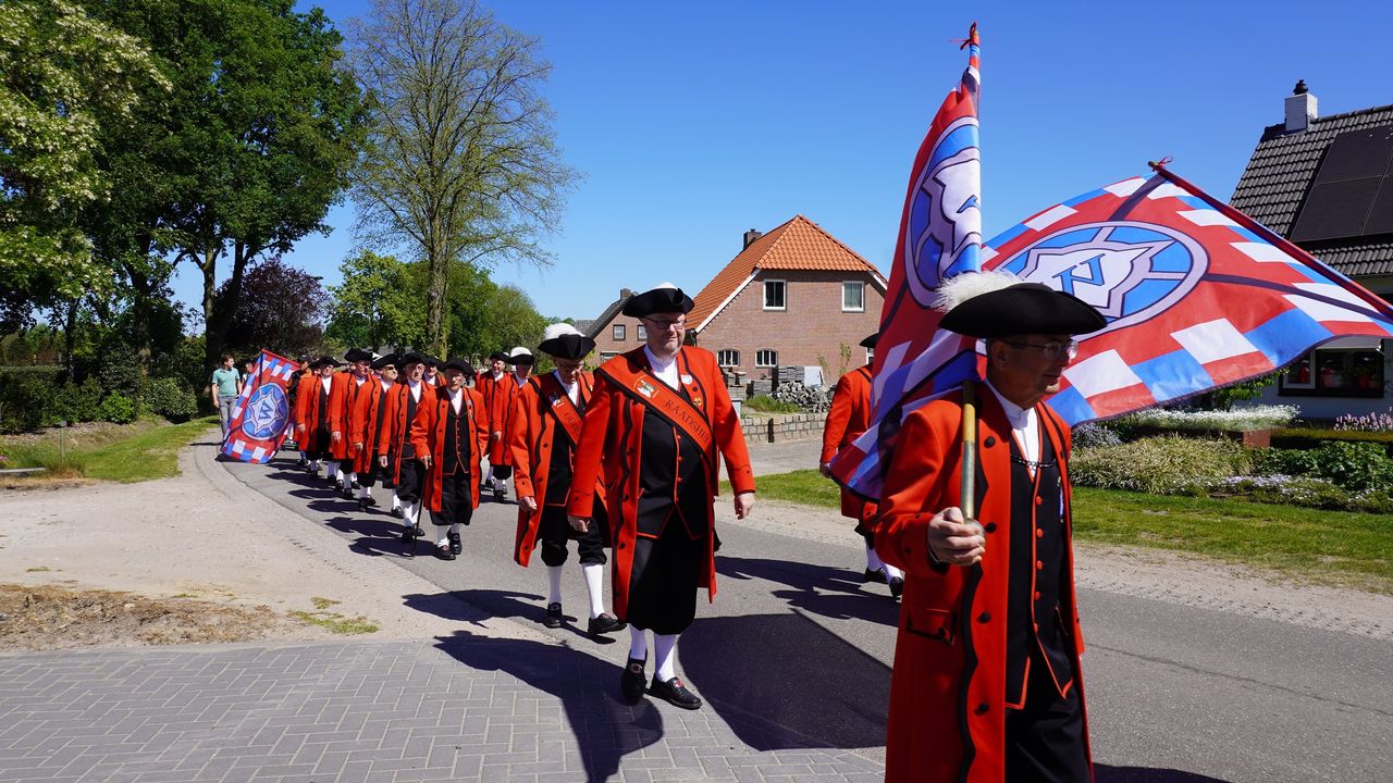 Veel mensen brachten het Mariabeeld terug naar haar plek (Foto: Katja de Bresse)