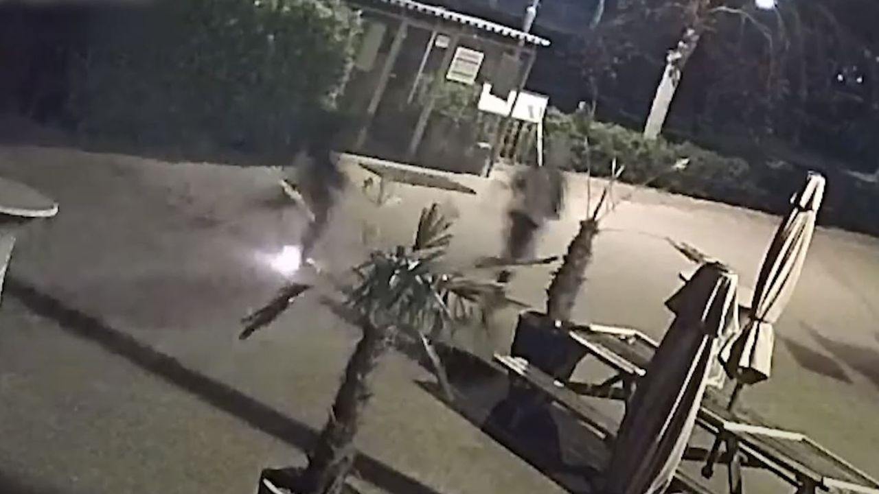 Dader vlucht met brandende broekspijp (foto: Opsporing Verzocht).