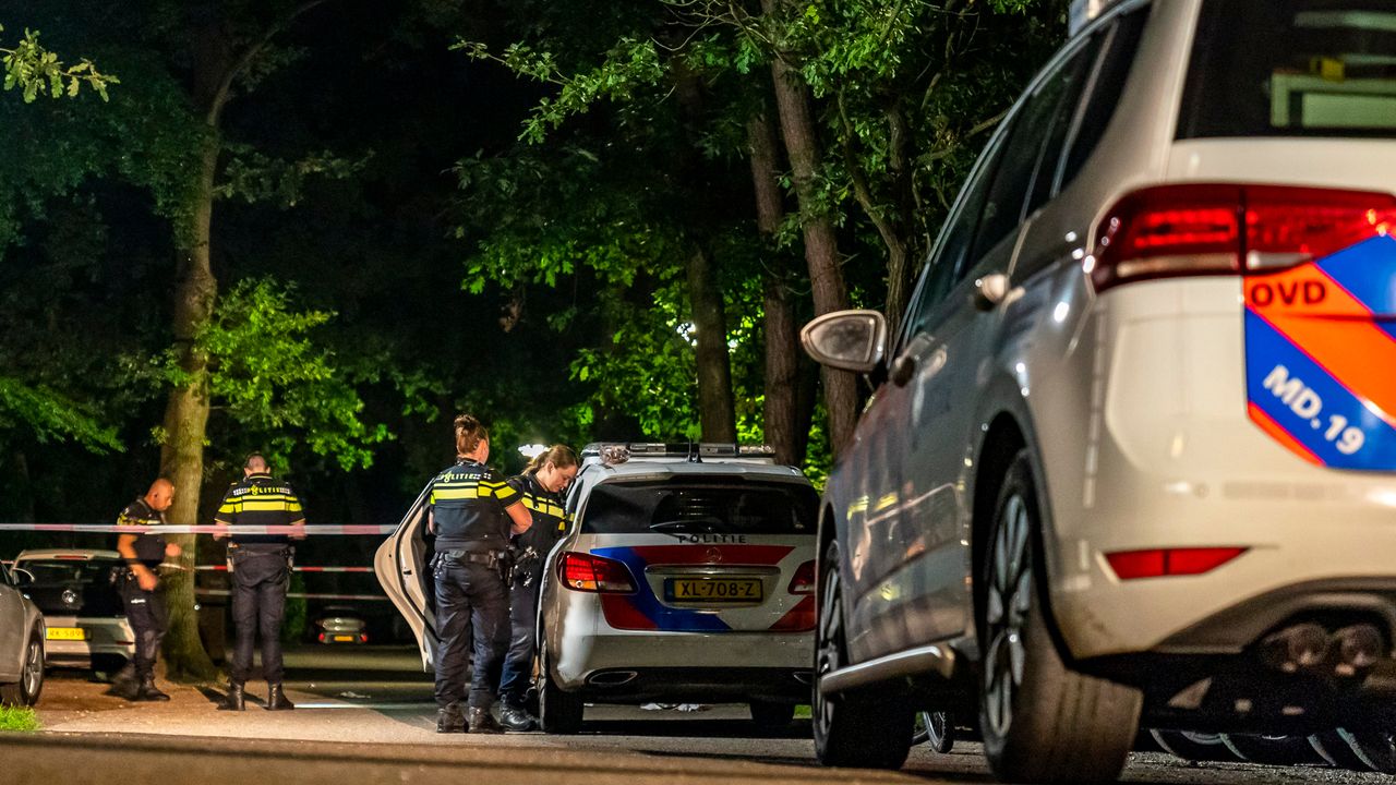Meerdere eenheden van de politie deden onderzoek bij recreatiepark Katjeskelder in Oosterhout (foto: Marcel van Dorst/SQ Vision).