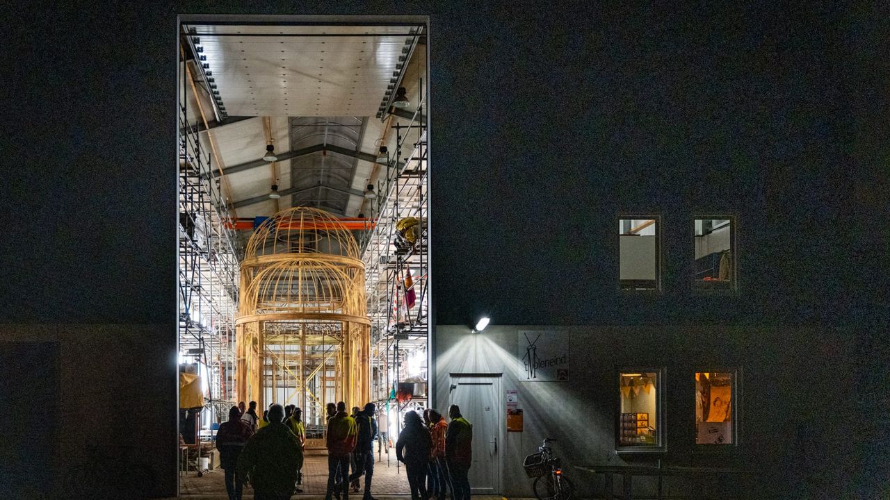 De Orangerie stond eerst nog in een grote loods voordat deze werd verplaatst (foto: Eefje Fotografie).