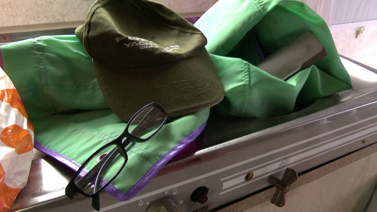 De spullen die de zwerver heeft laten liggen (foto: Erik Peeters).