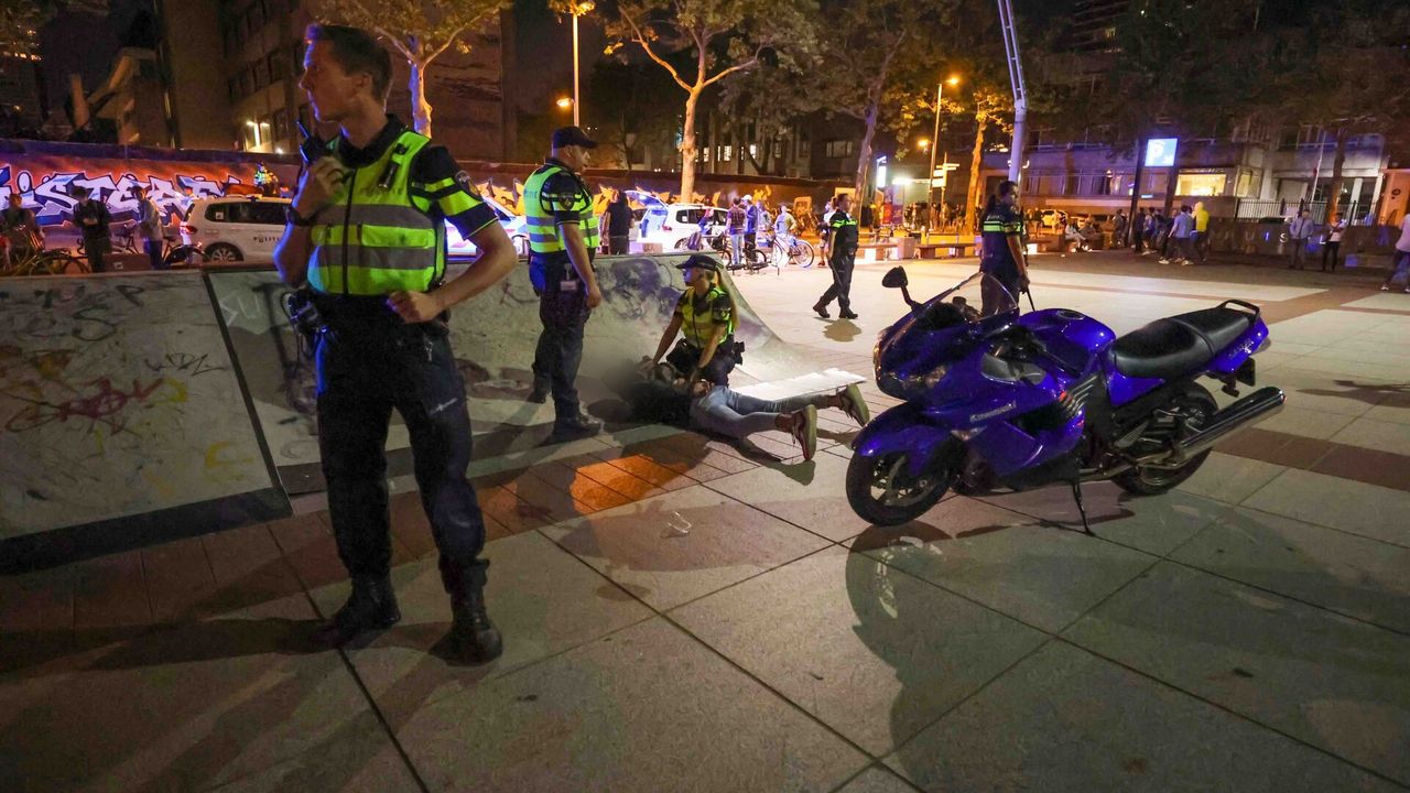 De politie hield enkele jongeren aan na de ongeregeldheden in Eindhoven (foto: Dave Hendriks/SQ Vision).