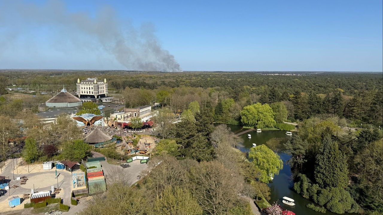 Jermain maakt in de Pagode in de Efteling een foto van de brand in Drunen (foto: Jermain).