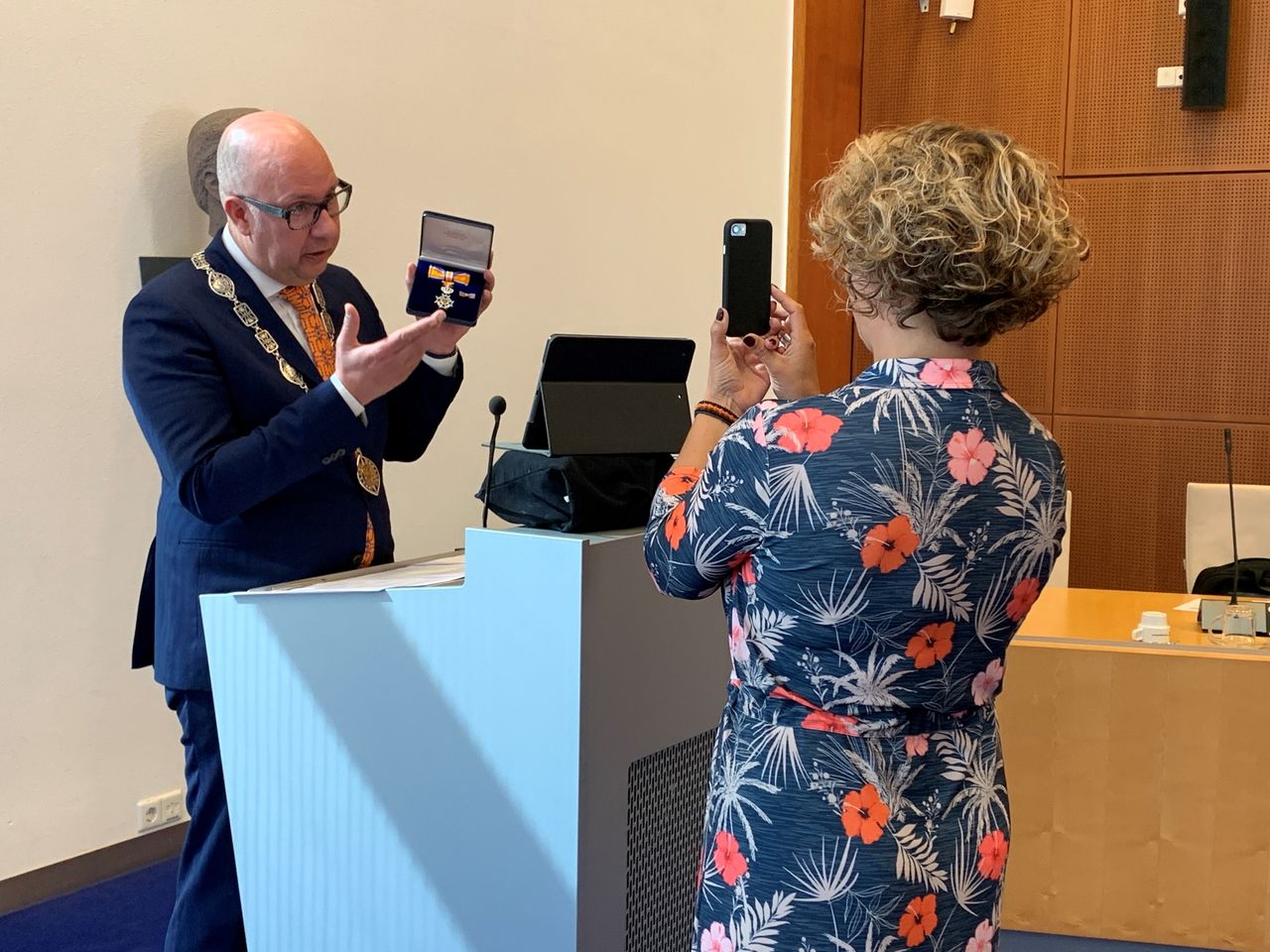 Burgemeester Jack Mikkers maakte het goede nieuws op een alternatieve manier bekend (foto: Eva de Schipper).