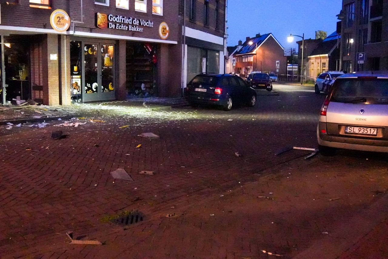 Enorme ravage na plofkraak in Helmond (foto: Harrie Grijseels/Persbureau Heitink).
