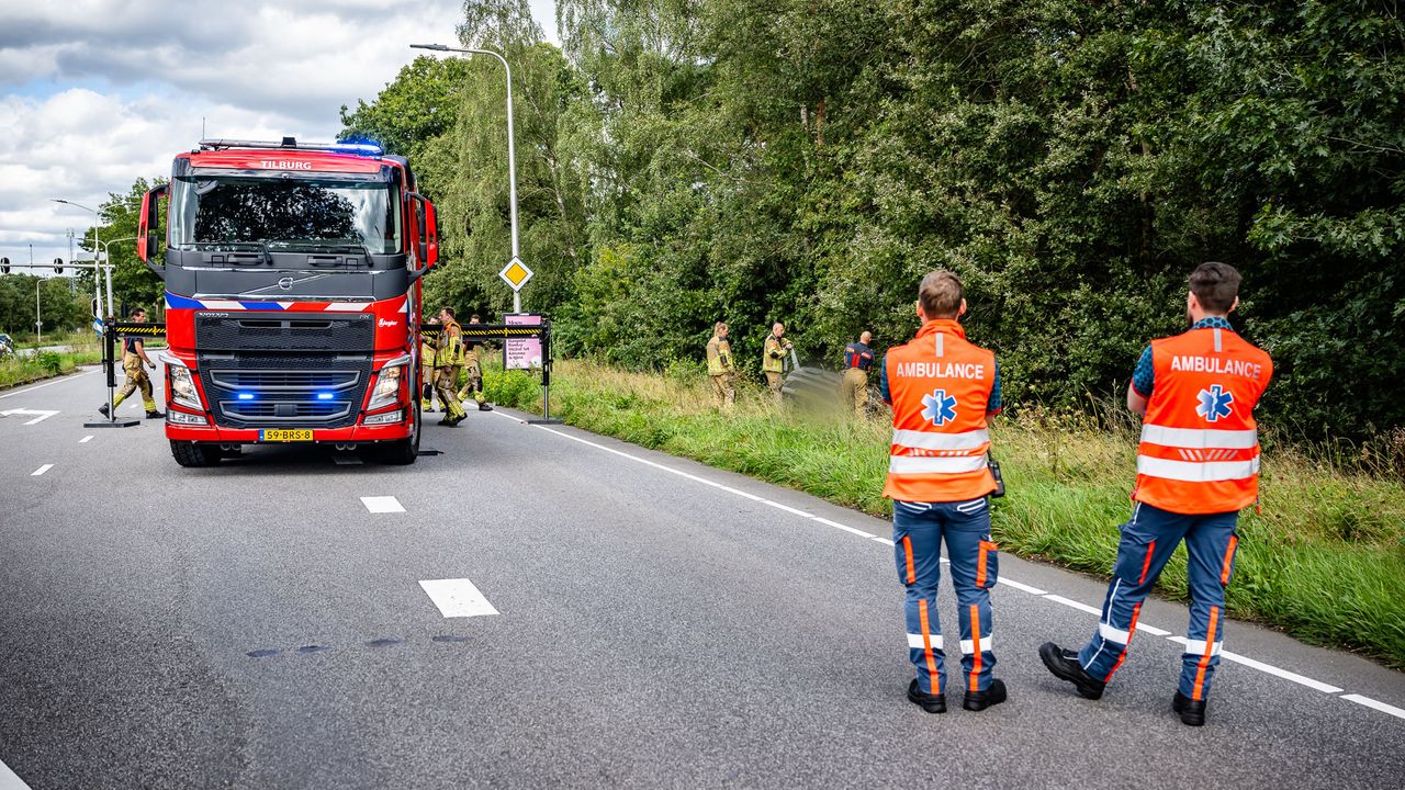 De wagen in de greppel wordt onderzocht (foto: Jack Brekelmans/SQ Vision).