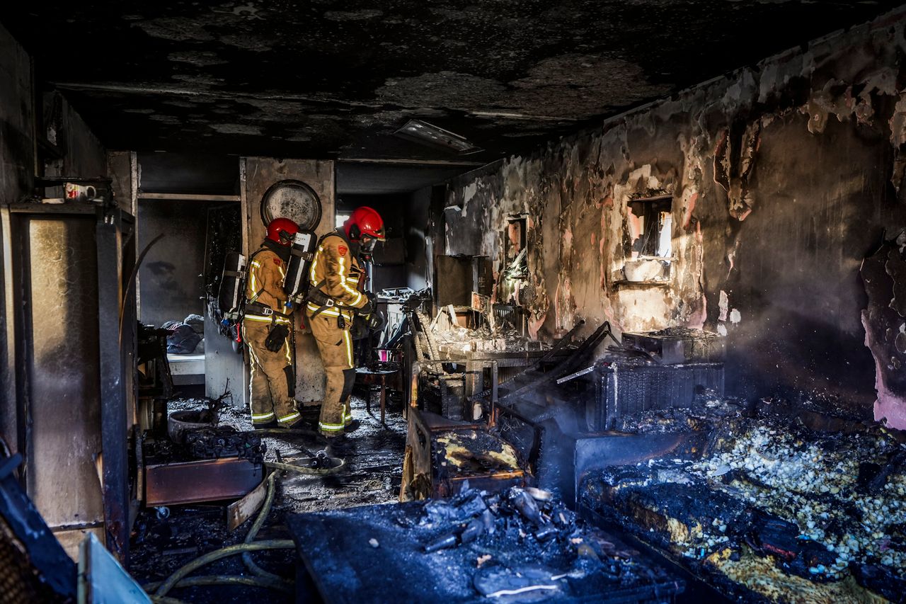 De brandweer stond machteloos tegen de felle brand (foto: SQ Vision).