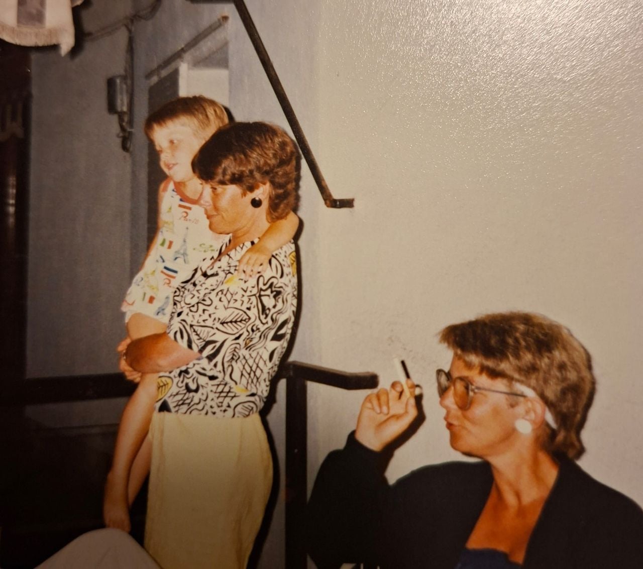 Maaike als klein meisje in de armen van haar tante. 