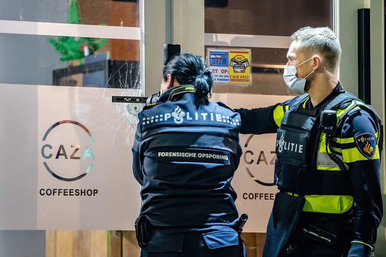 Onderzoek na een eerdere aanslag bij coffeeshop Caza (foto: Jack Brekelmans/SQ Vision).