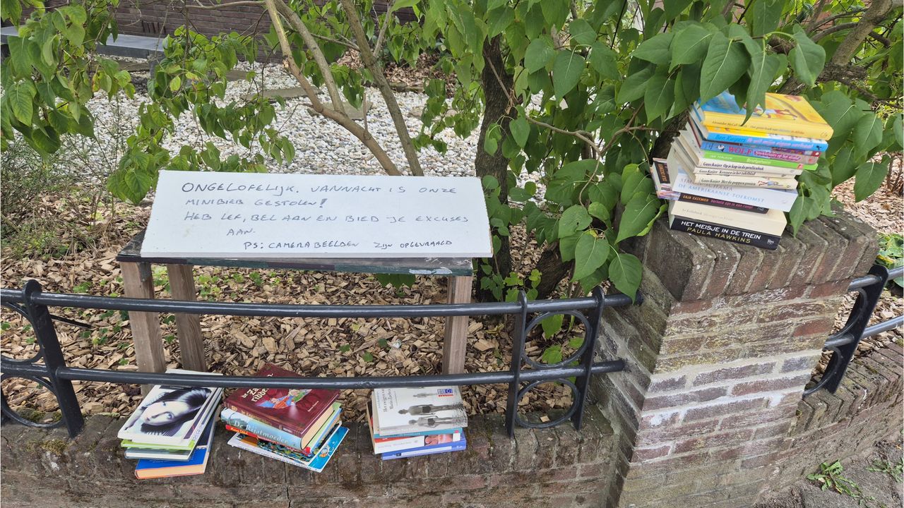 Het bord in de voortuin van de gestolen minibieb (foto: Niek de Bruijn)