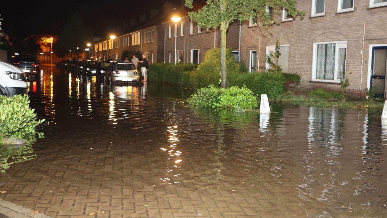 In Vlijmen staan straten blank na hevige regenbuien. Foto: SQ Vision / Bart Meesters