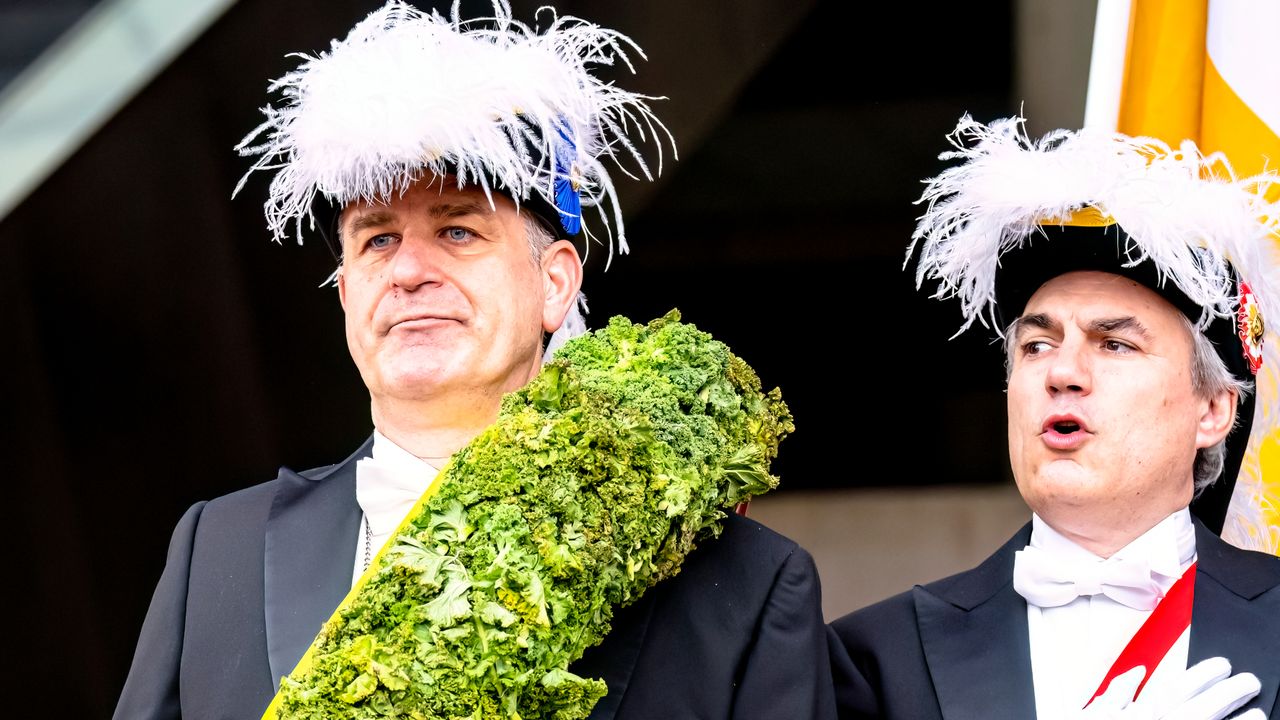 Carnaval is soms een serieuze zaak (foto:Marcel van Dorst/EYE4images)
