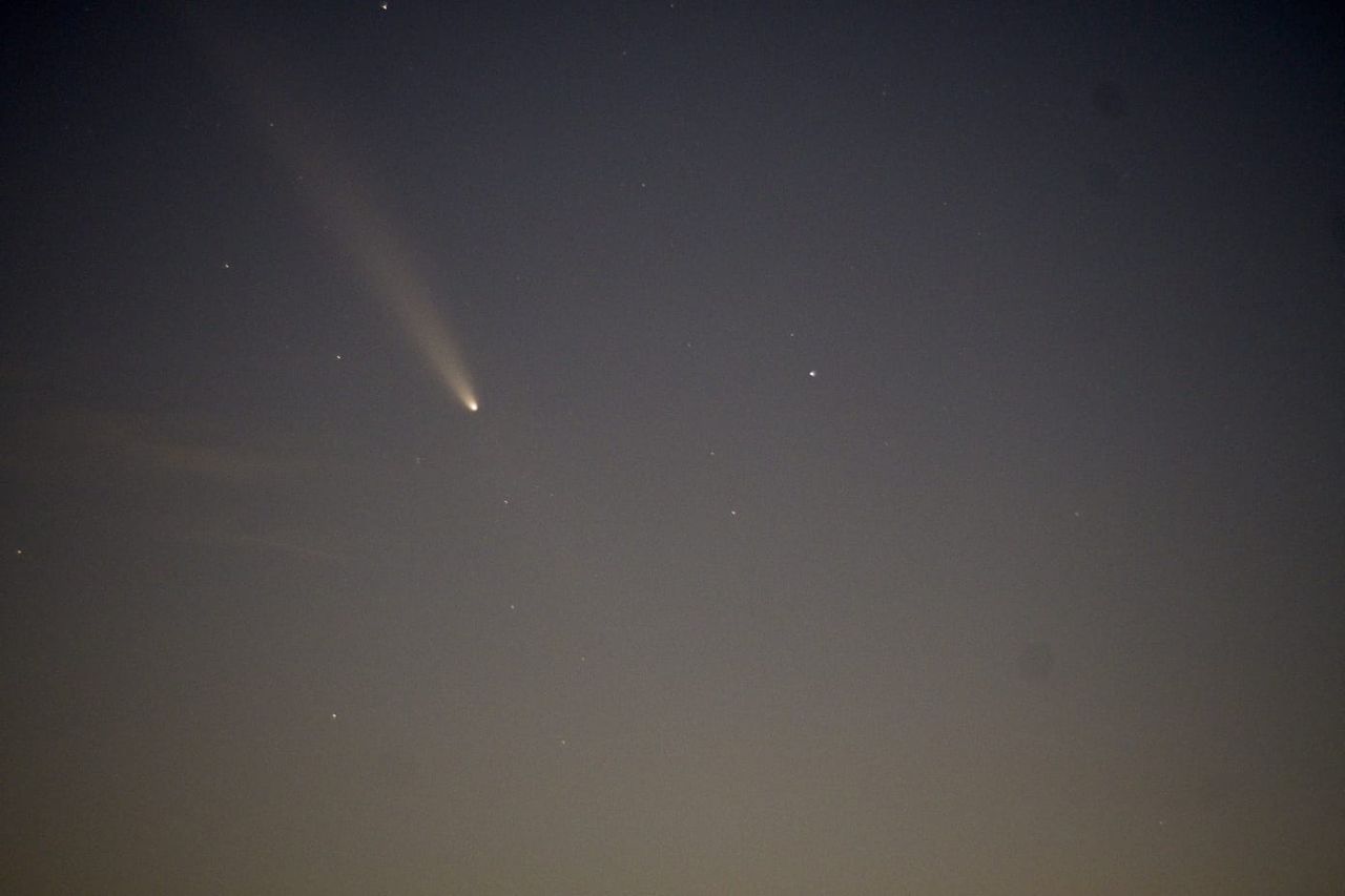 De komeet boven Den Bosch (foto: Robert de Gronckel).