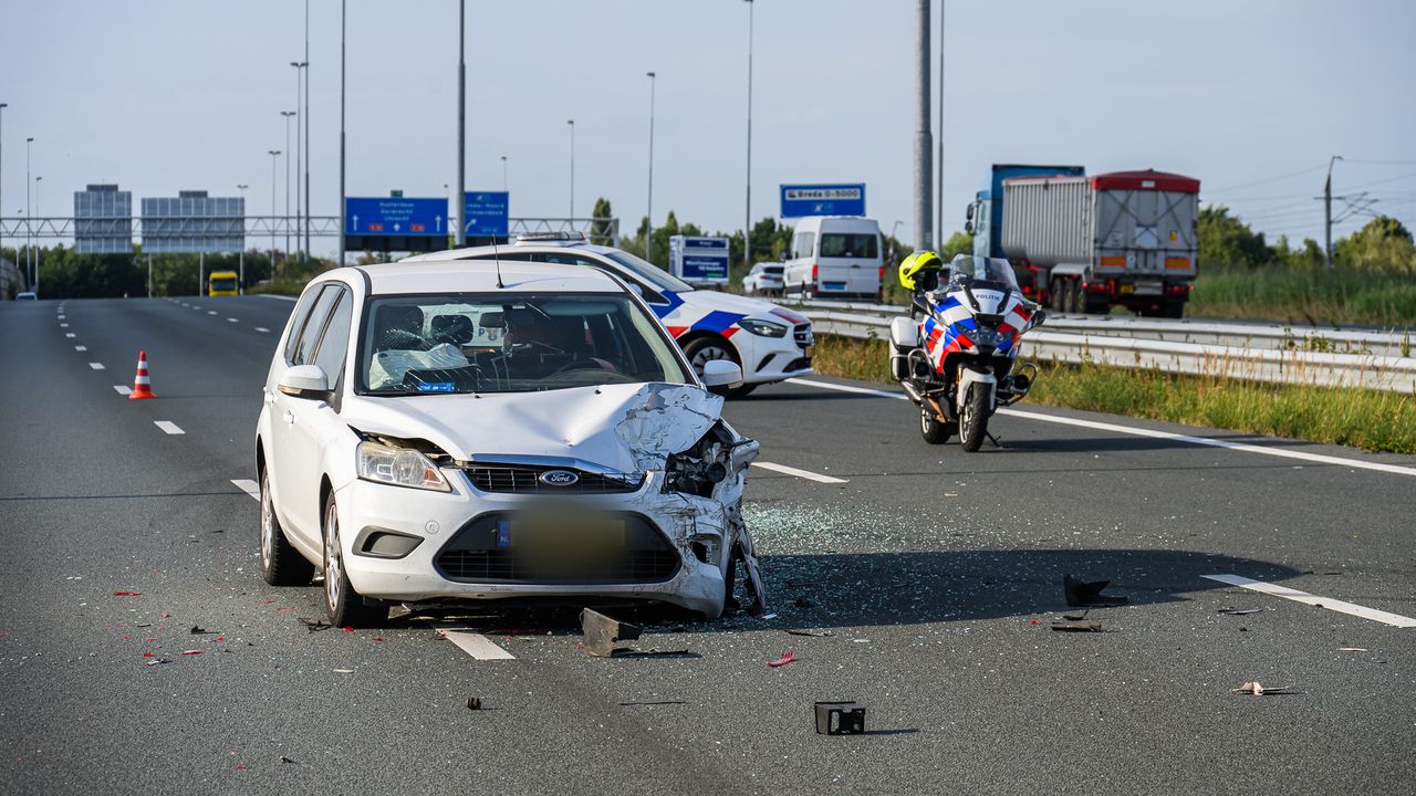 De witte auto raakte ook zwaar beschadigd (foto: Tom van der Put/Persbureau Heitink).
