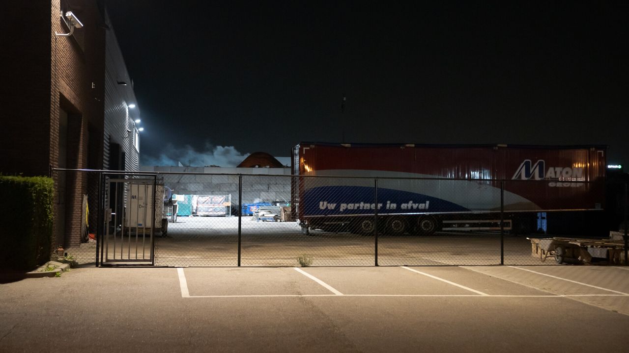 De brand bij de Waalwijkse afvalverwerker Maton werd rond halftwee 's nachts ontdekt (foto: Iwan van Dun/SQ Vision).