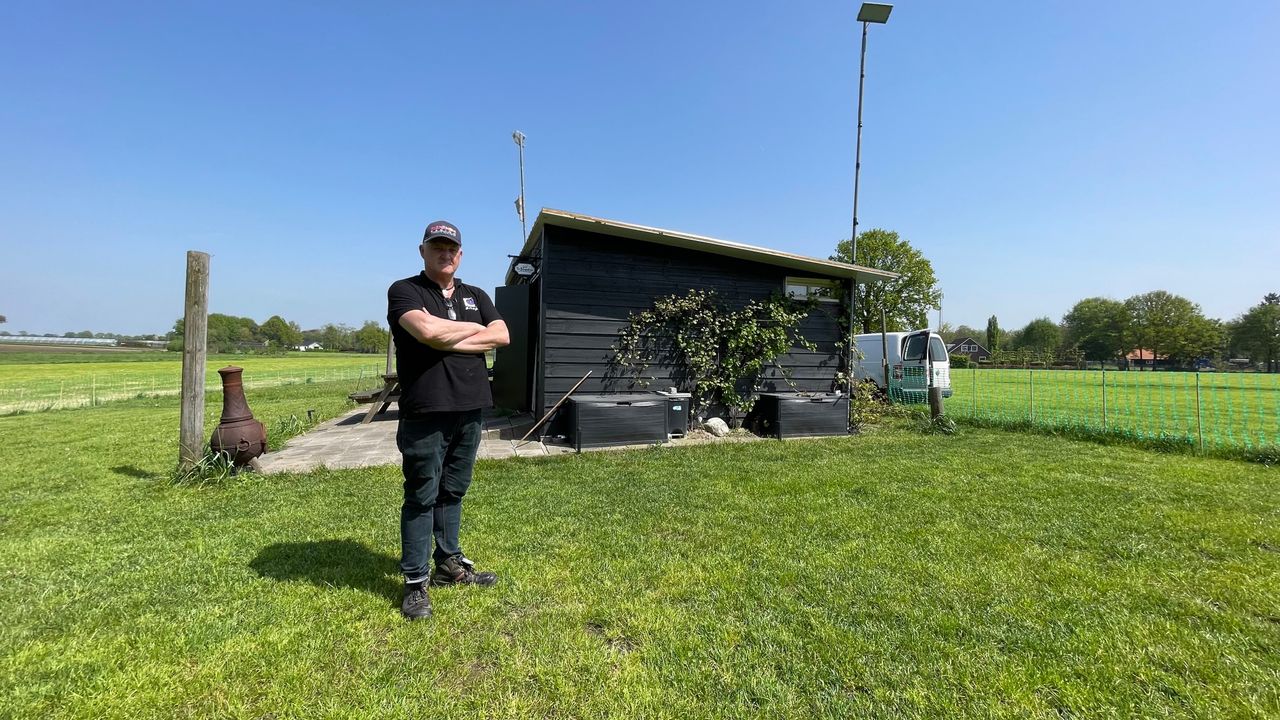 Twan voor zijn schaapskooi (foto: Raymond Merkx).
