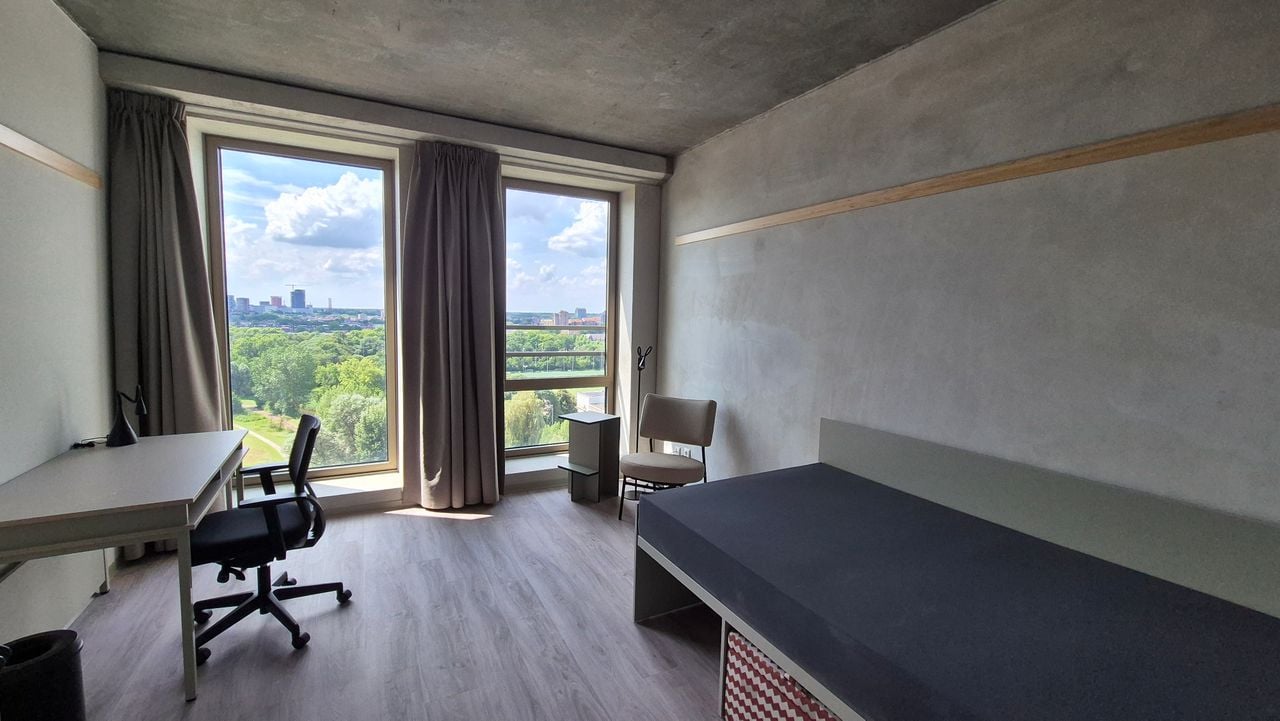 Een van de vele studio's in de studentenflats met een fenomenaal uitzicht over Eindhoven (foto: Collin Beijk)