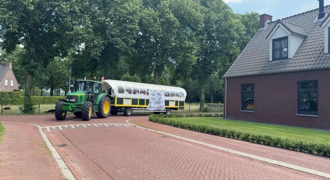 De huifkar rijdt heel de regio door van café naar café (foto: Pieter Soethout)