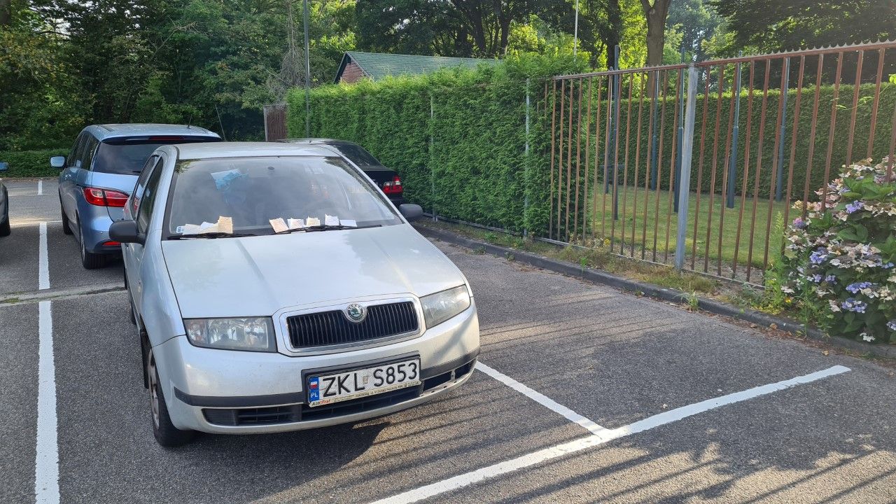 De Skoda staat op een afgelegen parkeerplaatsje (foto: Noël van Hooft).
