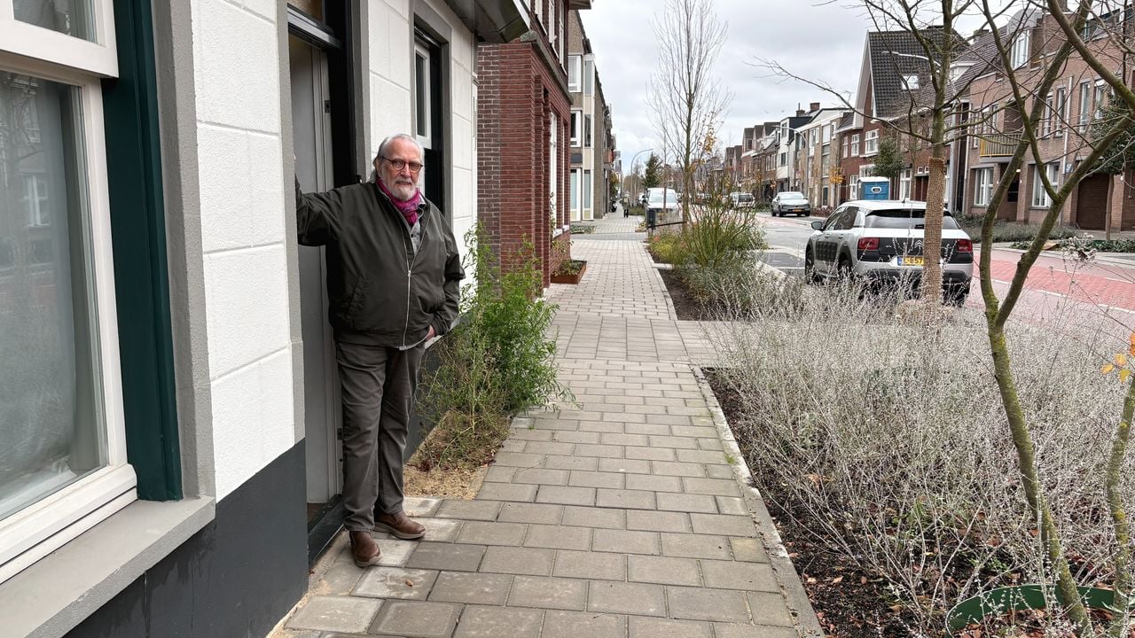 Peter Coolen bij zijn huis aan de Eindhovensweg in Valkenswaard (foto: Rogier van Son).