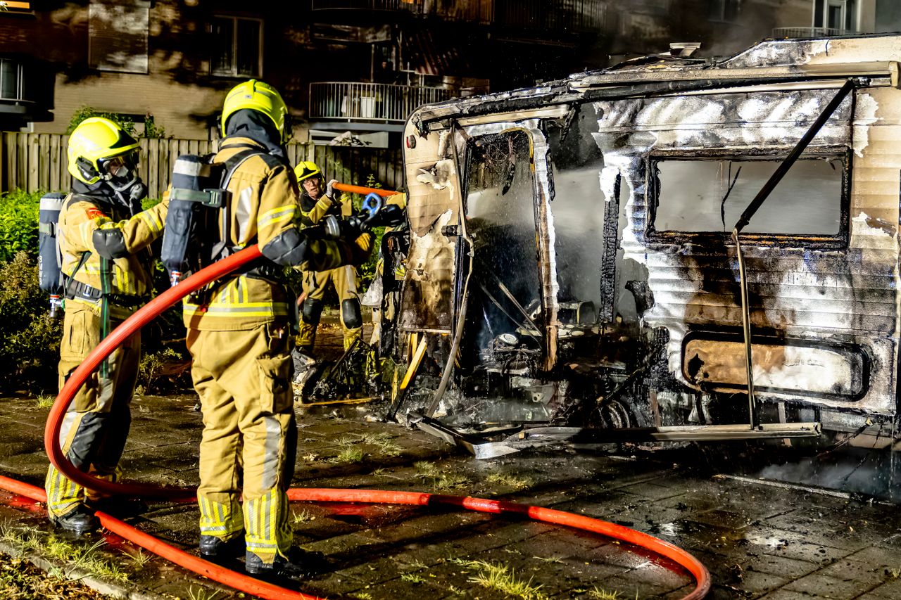 Van de camper in Oosterhout bleef weinig over (foto: Marcel van Dorst/Eye4Images).