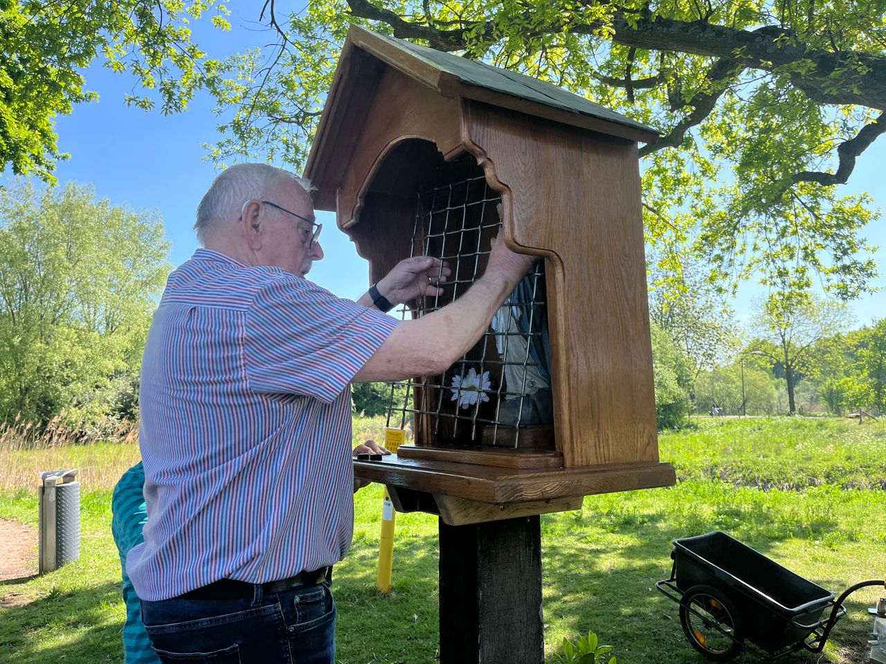 Een buurtbewoner maakte zelf een nieuw kapelletje, waarin hij een nieuw Mariabeeldje plaatste (foto: Megan Hanegraaf).