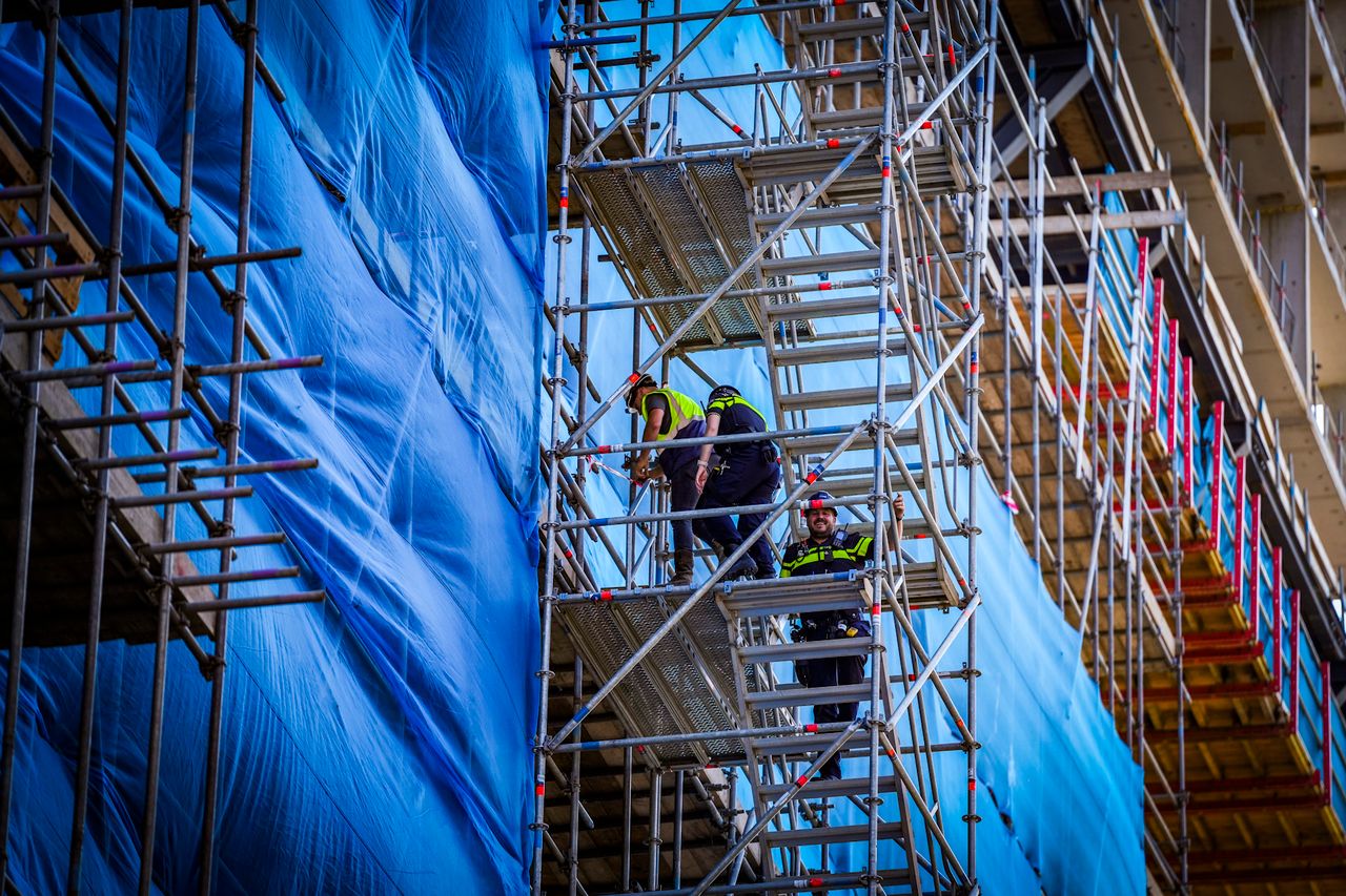 De politie kwam ook poolshoogte nemen (foto: SQ Vision).