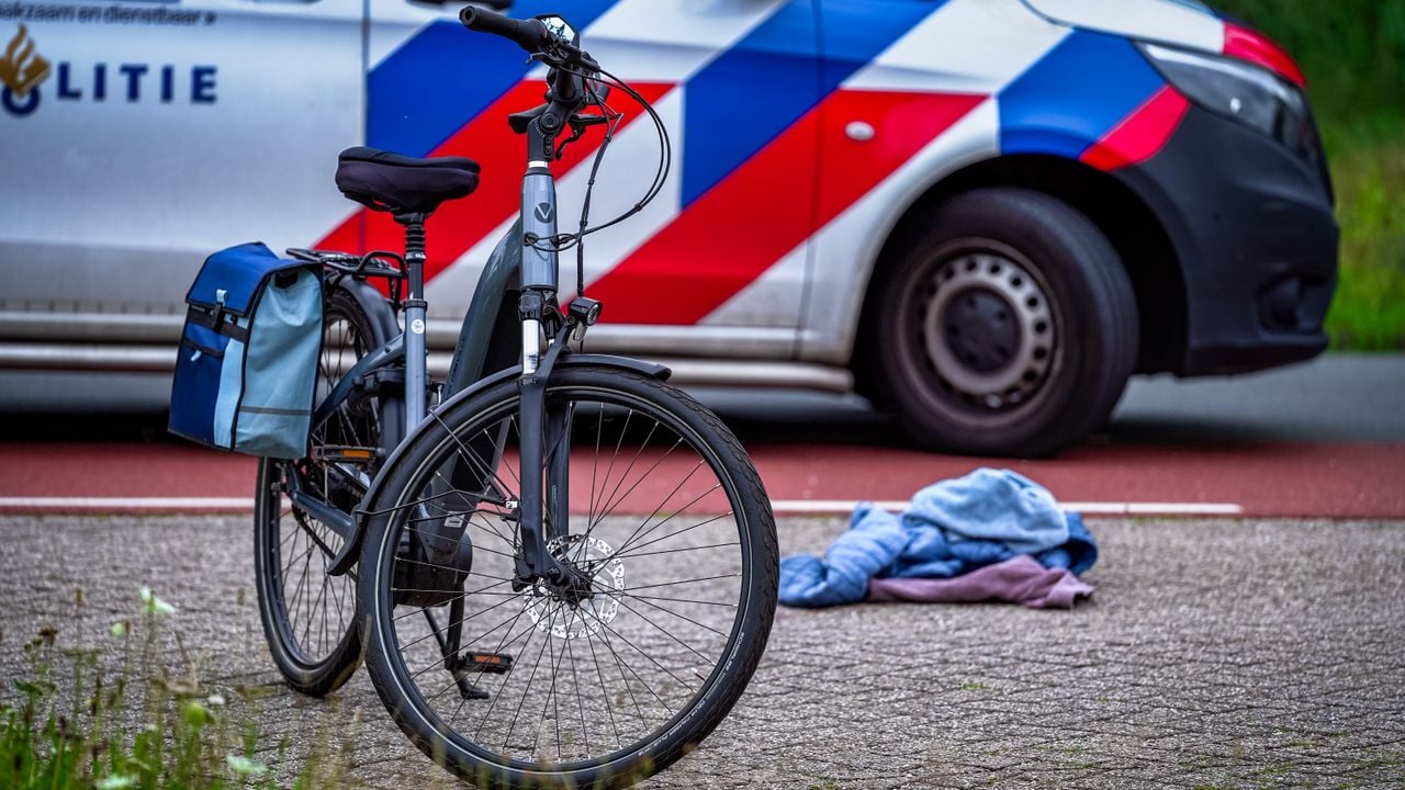 Fietser raakt gewond bij ongeluk in Uden (foto: Foto: Lucas Lammers / Persbureau Heitink).