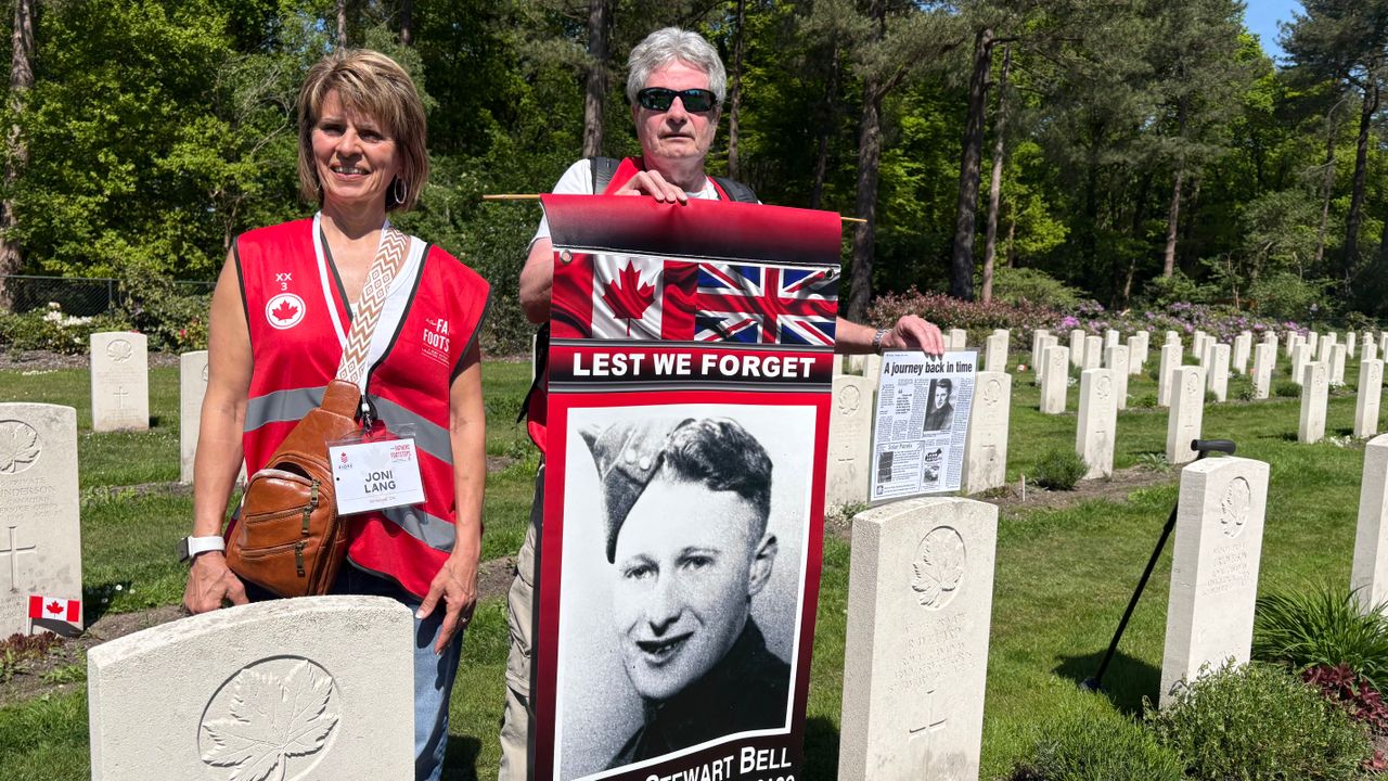 Deze Canadese bezoekers hielden deze week al een kleine herdenking op de begraafplaats (foto: Erik Peeters)