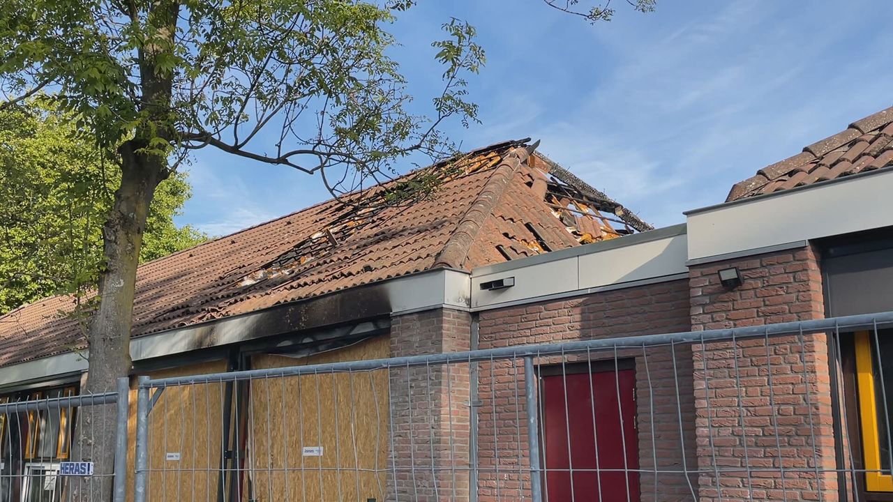 Op het schoolplein zijn de gevolgen van de brand nog te zien. 