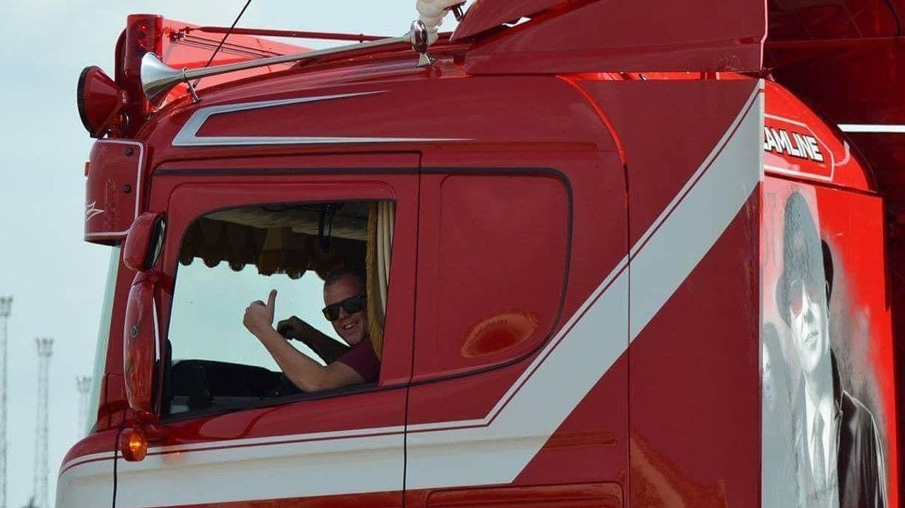 Wesley met zijn trots (foto: Weeda Transport Klundert).