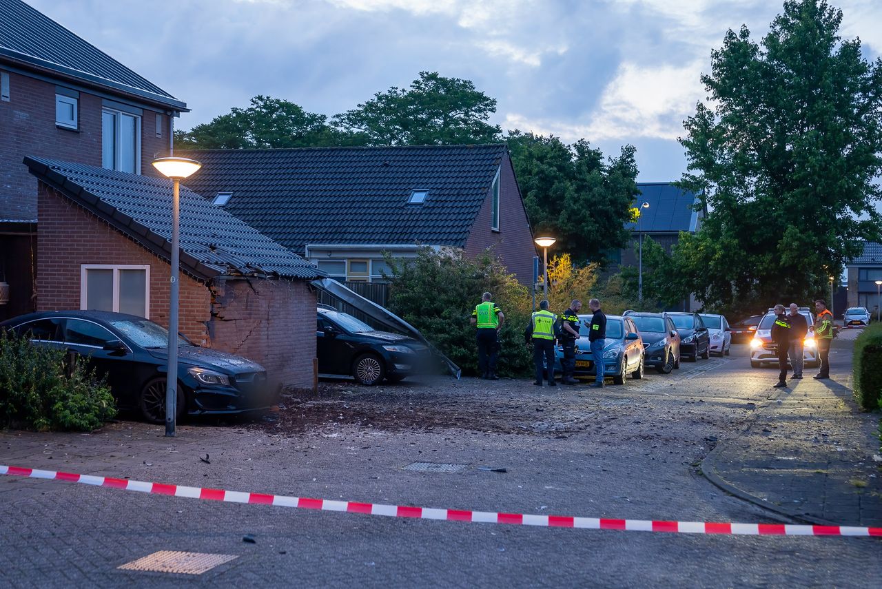 De straat Dravik is na de explosie afgezet (foto: Iwan van Dun/SQ Vision).