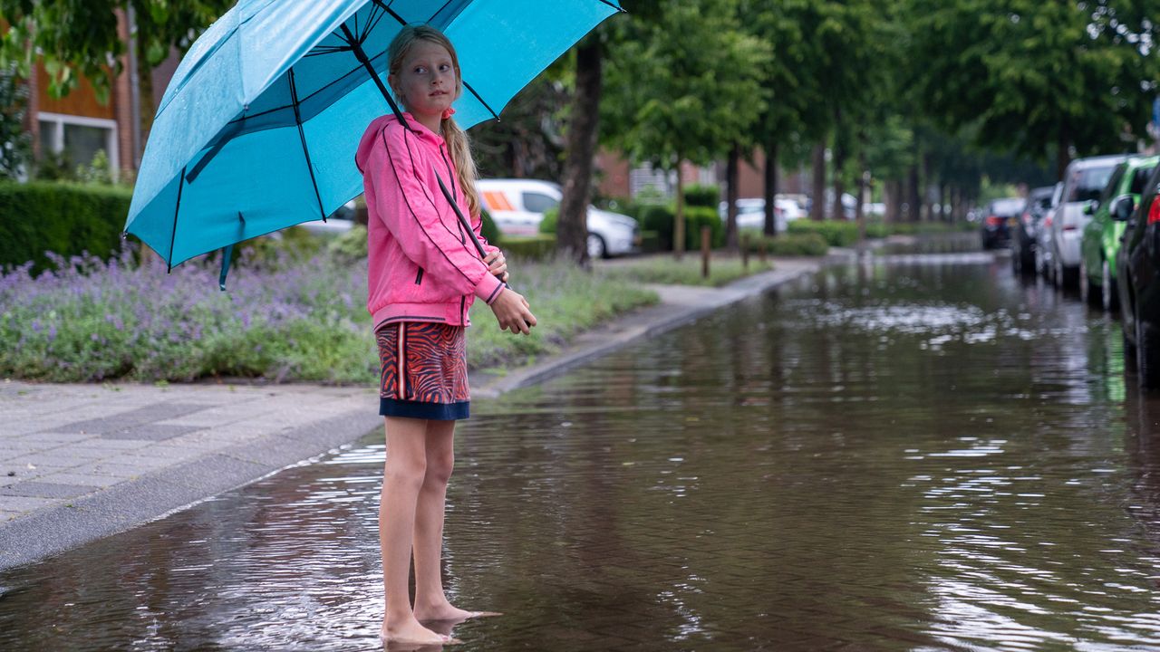 Pootjebaden na de wolkbreuk van woensdagavond (foto: Iwan van Dun).