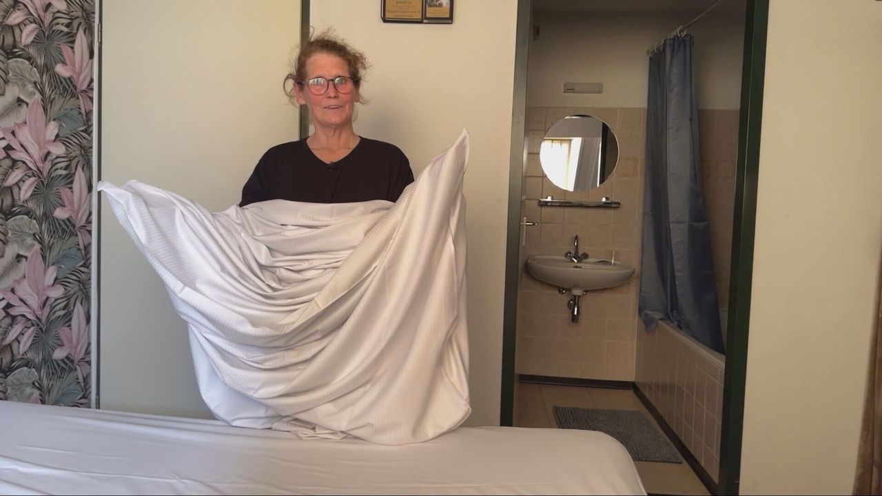 Petra is druk met het verschonen van de bedden (foto: Tom Berkers).